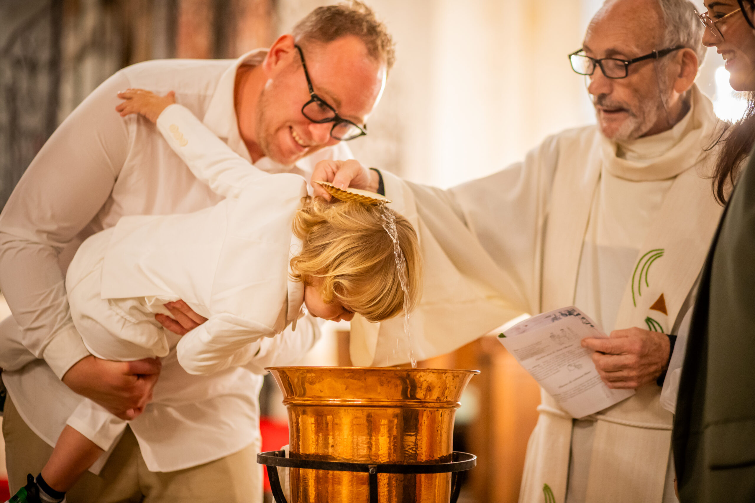 La signification profonde du baptême catholique : Guide complet pour les parents