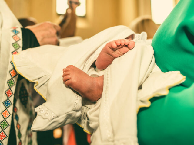 Comment bien choisir une médaille de baptême : Guide complet pour parents et parrains