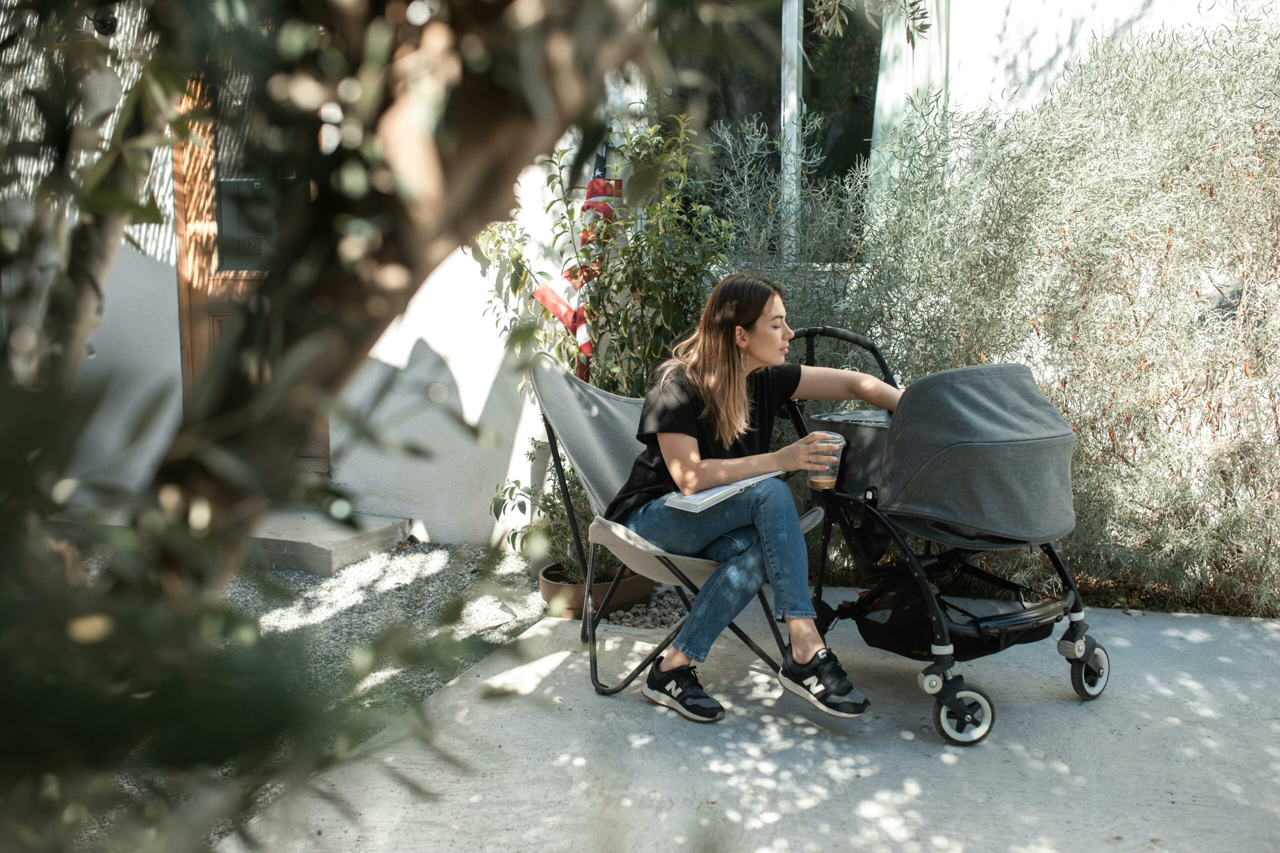 Guide complet de la poussette canne : avantages, inconvénients et meilleurs modèles 2025