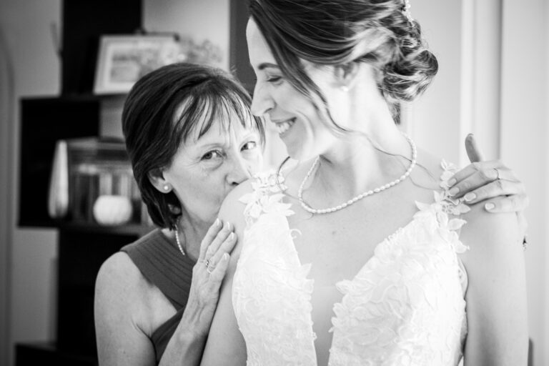 Couple de mariés feuilletant leur album photo de mariage professionnel avec des images naturelles et lumineuses