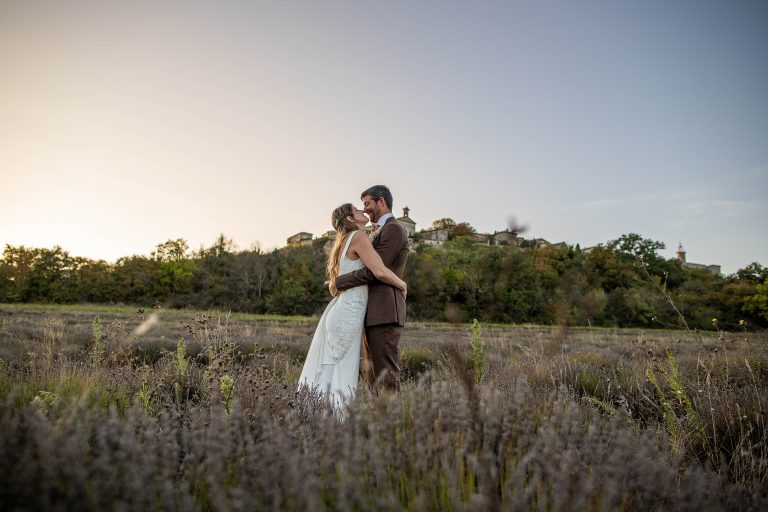 Héloïse et Cédric s'enlacent dans un champ de lavande au coucher du soleil.