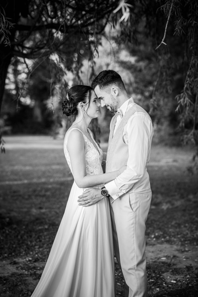 Manon et Adrien pendant leur séance photo de mariage à Béziers