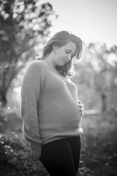photo de grossesse en noir et blanc, d'une maman pendant sa grossesse
